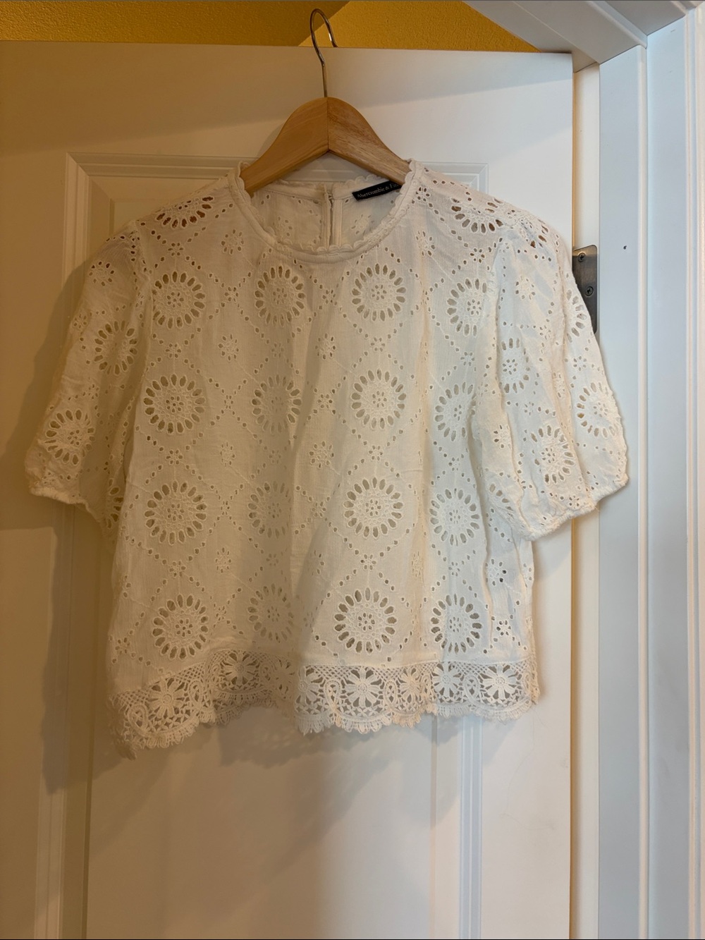 Abercrombie & Fitch Cream Eyelet Lace Short Sleeve Blouse